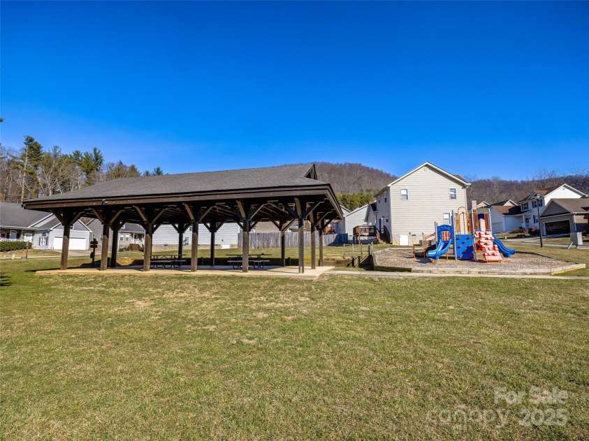 105 Woodcreek Circle, Swannanoa, NC 28778.  MLS# CAR4226207, YatesRealty ID 20227. 