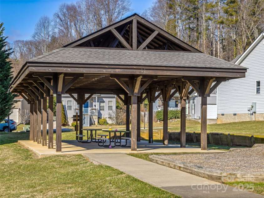 105 Woodcreek Circle, Swannanoa, NC 28778.  MLS# CAR4226207, YatesRealty ID 20227. 