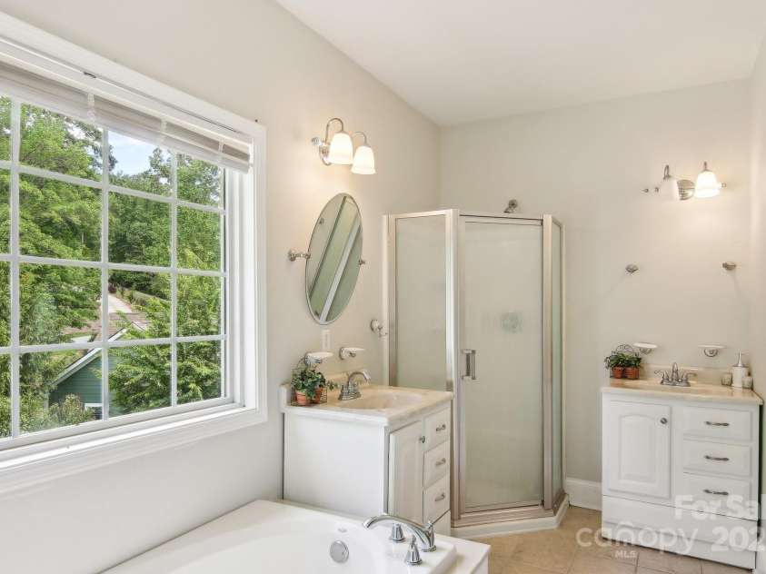 150 Baton Lane, Hendersonville, NC 28792.  MLS# CAR4259091, YatesRealty ID 20229. 