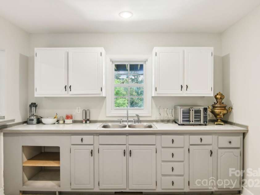 150 Baton Lane, Hendersonville, NC 28792.  MLS# CAR4259091, YatesRealty ID 20229. 