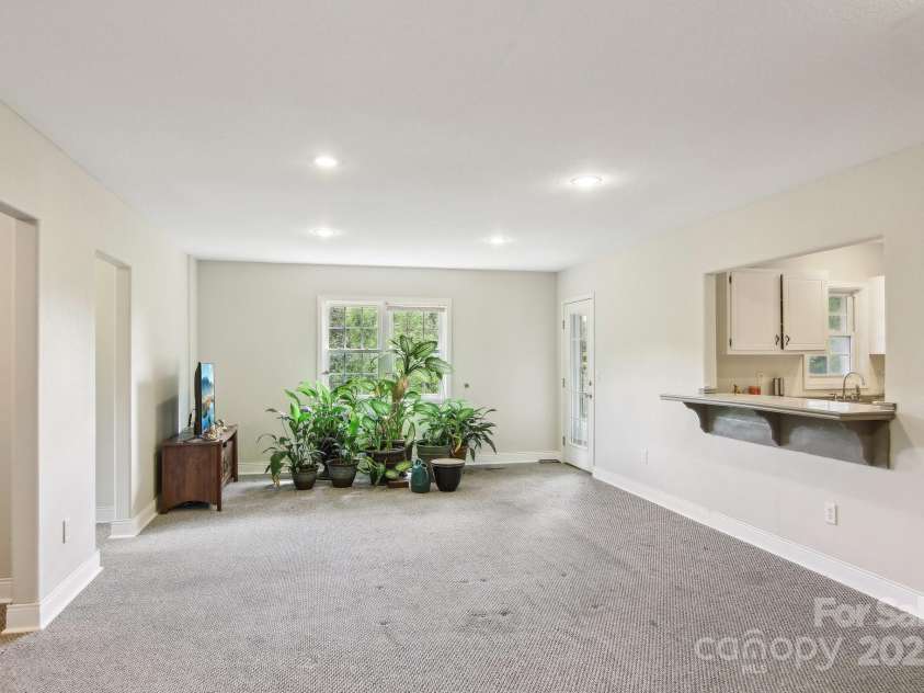 150 Baton Lane, Hendersonville, NC 28792.  MLS# CAR4259091, YatesRealty ID 20229. 