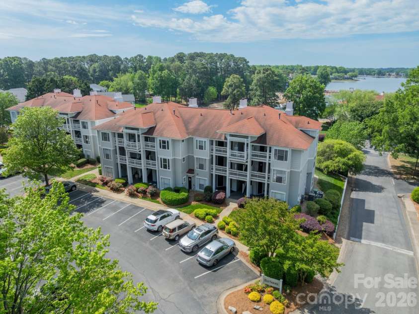 17919 Kings Point Drive, Cornelius, NC 28031.  MLS# CAR4372495, YatesRealty ID 20233. 