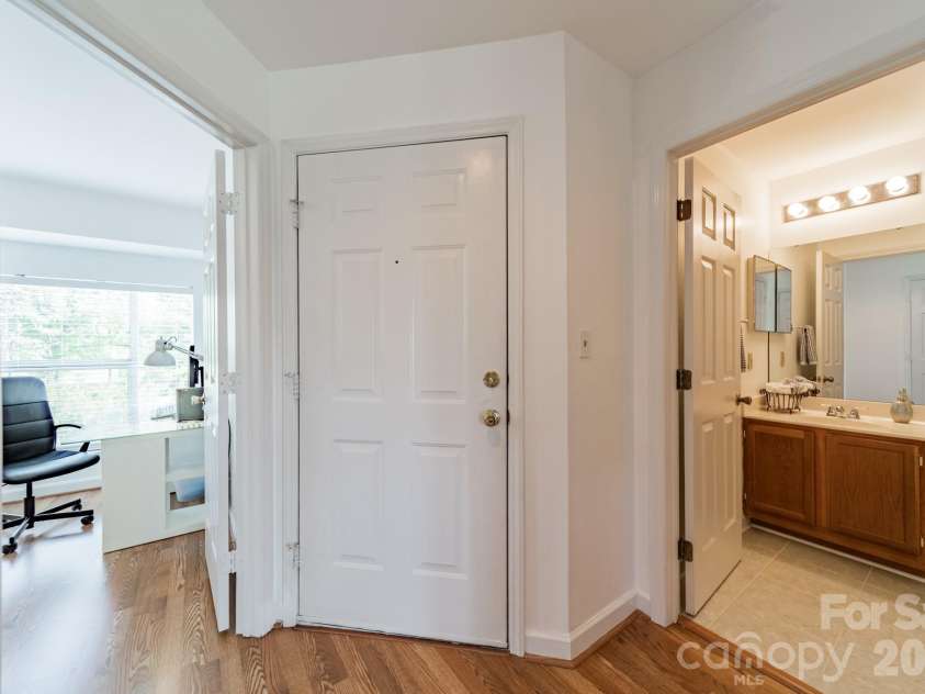 17919 Kings Point Drive, Cornelius, NC 28031.  MLS# CAR4372495, YatesRealty ID 20233. 