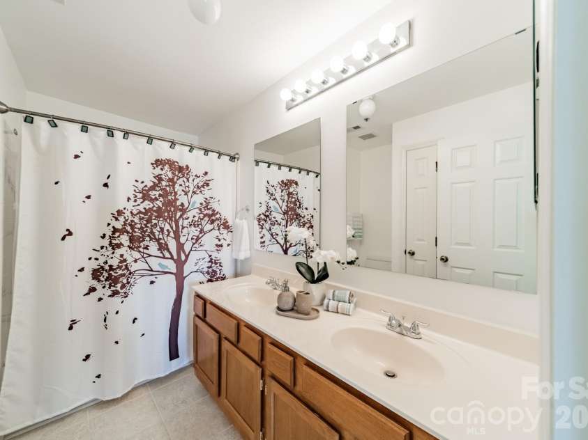 17919 Kings Point Drive, Cornelius, NC 28031.  MLS# CAR4372495, YatesRealty ID 20233. 