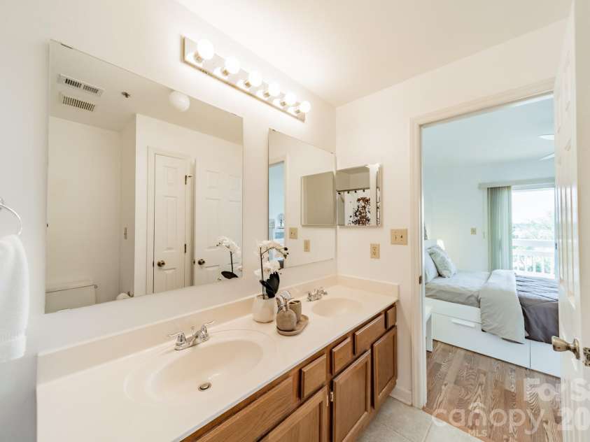 17919 Kings Point Drive, Cornelius, NC 28031.  MLS# CAR4372495, YatesRealty ID 20233. 