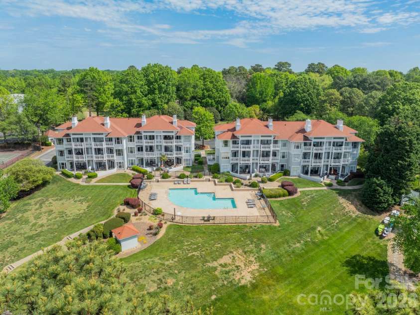 17919 Kings Point Drive, Cornelius, NC 28031.  MLS# CAR4372495, YatesRealty ID 20233. 
