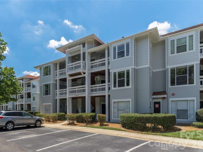 17919 Kings Point Drive, Cornelius, NC 28031.  MLS# CAR4397416, YatesRealty ID 20233. 
