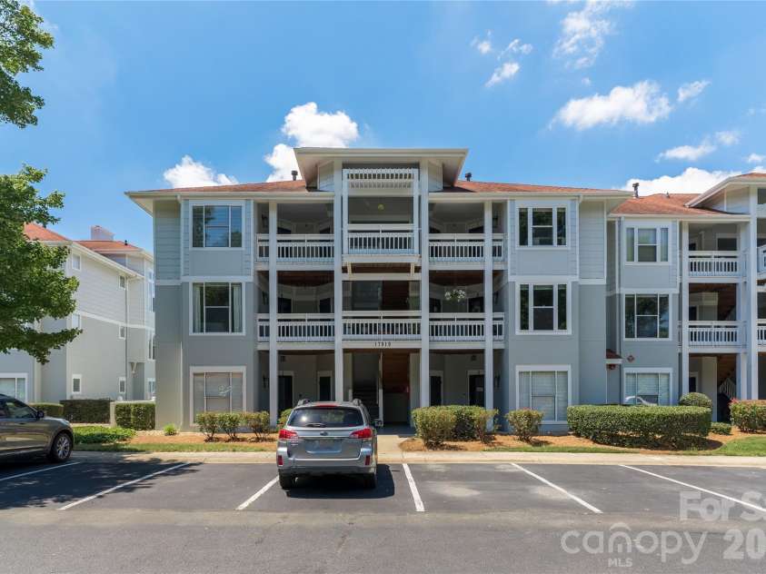 17919 Kings Point Drive, Cornelius, NC 28031.  MLS# CAR4397416, YatesRealty ID 20233. 