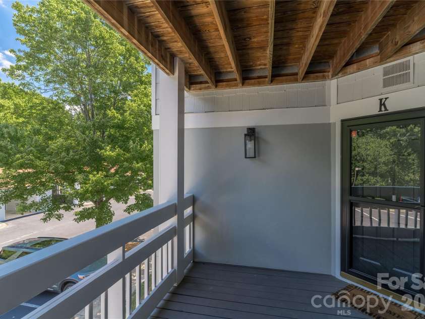 17919 Kings Point Drive, Cornelius, NC 28031.  MLS# CAR4397416, YatesRealty ID 20233. 