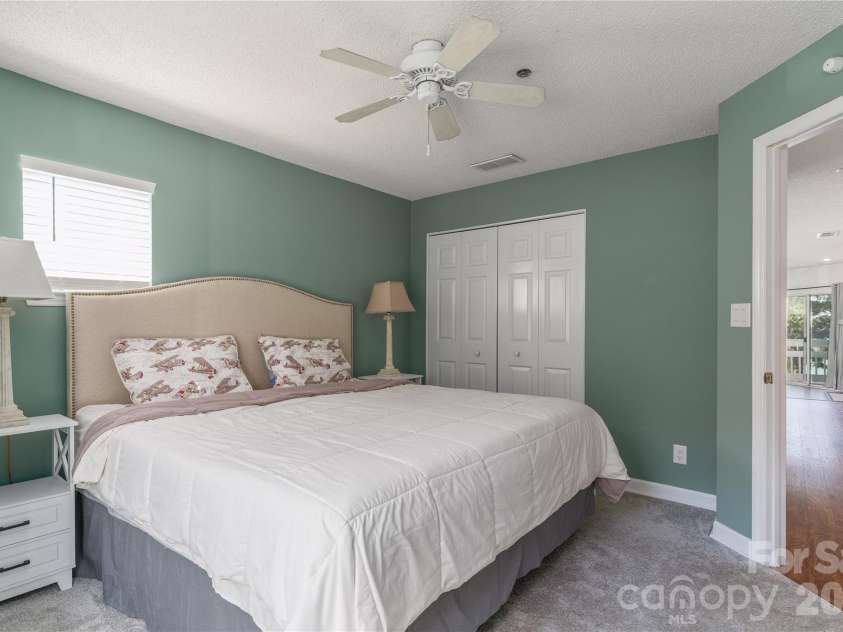 17919 Kings Point Drive, Cornelius, NC 28031.  MLS# CAR4397416, YatesRealty ID 20233. 