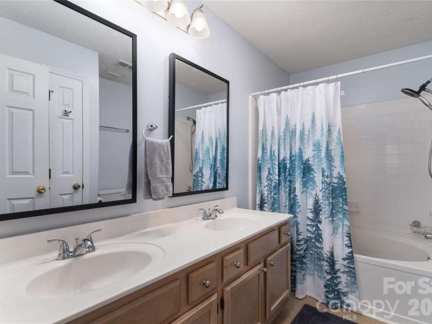 17919 Kings Point Drive, Cornelius, NC 28031.  MLS# CAR4397416, YatesRealty ID 20233. 