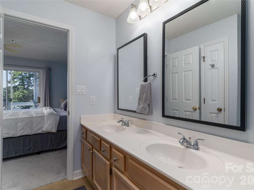 17919 Kings Point Drive, Cornelius, NC 28031.  MLS# CAR4397416, YatesRealty ID 20233. 