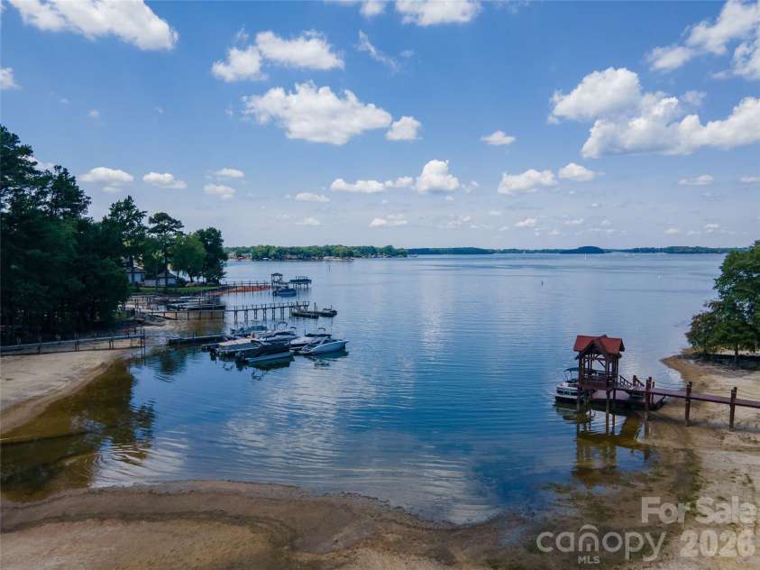 17919 Kings Point Drive, Cornelius, NC 28031.  MLS# CAR4397416, YatesRealty ID 20233. 