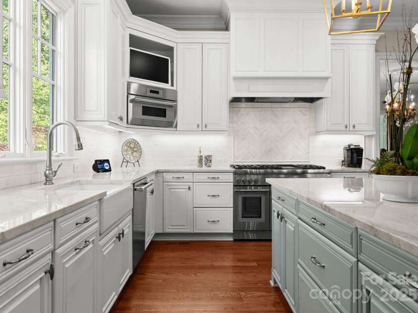 200 Highland Forest Drive, Charlotte, NC 28270.  MLS# CAR4242053, YatesRealty ID 20236. Fully updated gourmet kitchen.