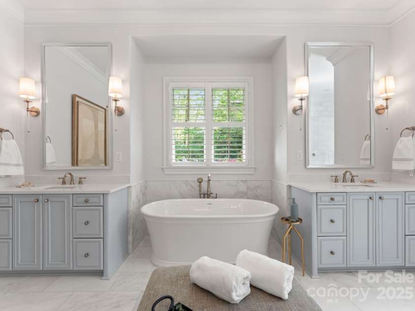 200 Highland Forest Drive, Charlotte, NC 28270.  MLS# CAR4242053, YatesRealty ID 20236. Spacious tub and dual vanities.