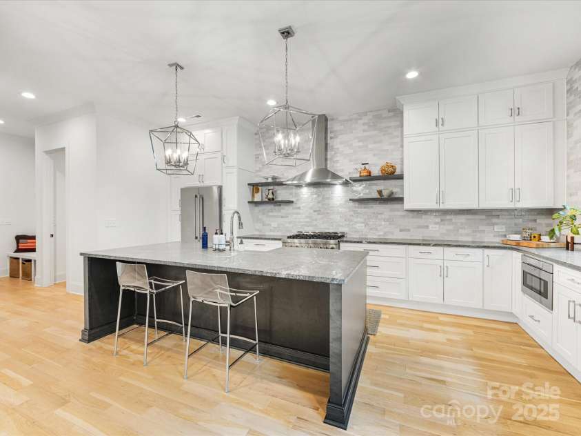 3505 Trent Street, Charlotte, NC 28209.  MLS# CAR4249257, YatesRealty ID 20245. Gourmet kitchen