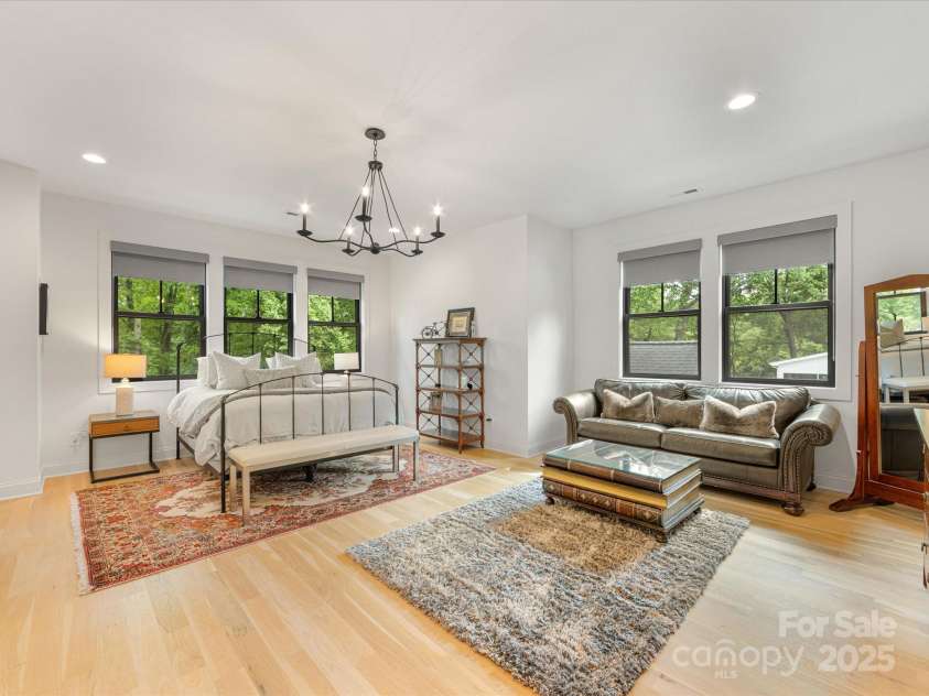 3505 Trent Street, Charlotte, NC 28209.  MLS# CAR4249257, YatesRealty ID 20245. Large windows and seating area
