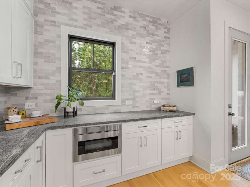 3505 Trent Street, Charlotte, NC 28209.  MLS# CAR4249257, YatesRealty ID 20245. Lovely countertops