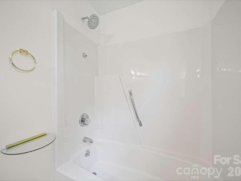 6520 Dougherty Drive, Charlotte, NC 28213.  MLS# CAR4377449, YatesRealty ID 20248. Hall bath tub/shower