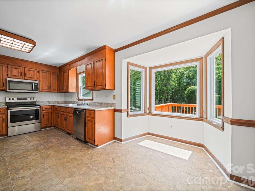 6520 Dougherty Drive, Charlotte, NC 28213.  MLS# CAR4377449, YatesRealty ID 20248. Kitchen with bay window breakfast nook
