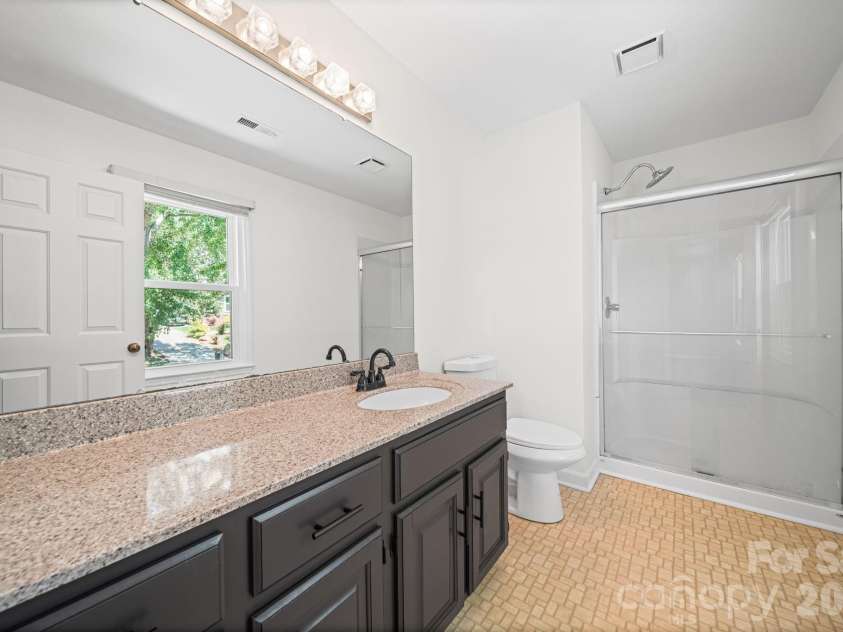 6520 Dougherty Drive, Charlotte, NC 28213.  MLS# CAR4377449, YatesRealty ID 20248. Primary bath