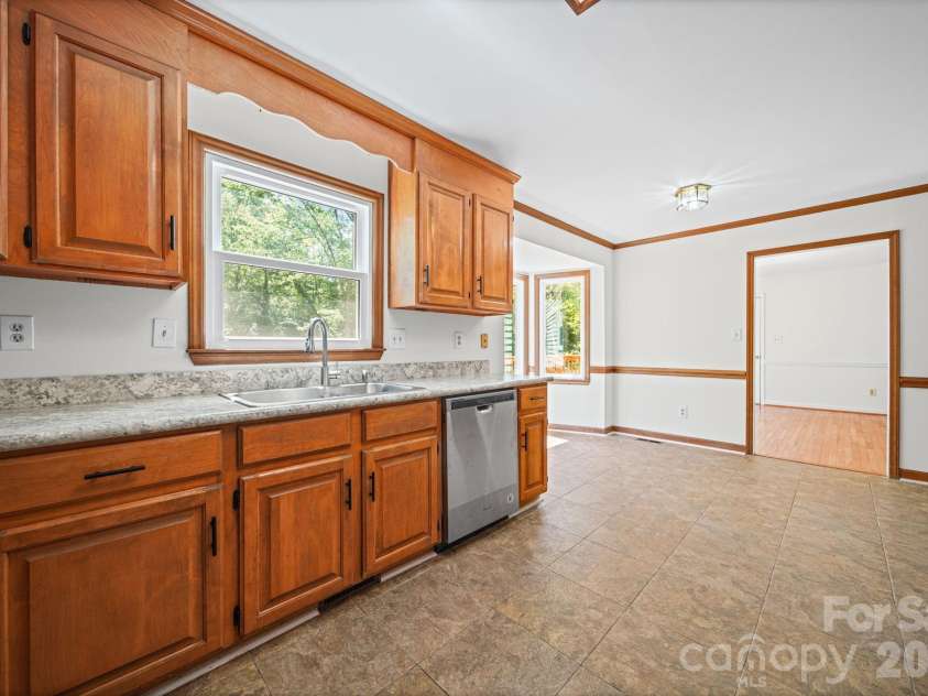 6520 Dougherty Drive, Charlotte, NC 28213.  MLS# CAR4377449, YatesRealty ID 20248. Spacious kitchen and breakfast area