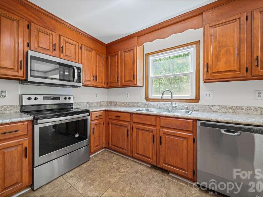 6520 Dougherty Drive, Charlotte, NC 28213.  MLS# CAR4377449, YatesRealty ID 20248. Stainless steel appliances