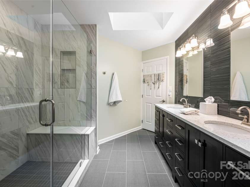 3701 Timber Trail, Asheville, NC 28804.  MLS# CAR4266377, YatesRealty ID 20250. Primary ensuite