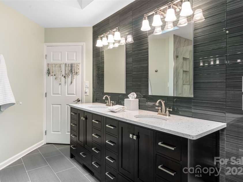 3701 Timber Trail, Asheville, NC 28804.  MLS# CAR4266377, YatesRealty ID 20250. Primary ensuite