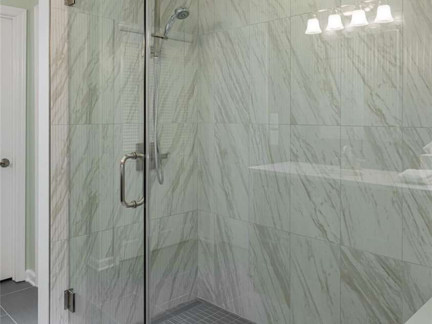 3701 Timber Trail, Asheville, NC 28804.  MLS# CAR4266377, YatesRealty ID 20250. Primary ensuite