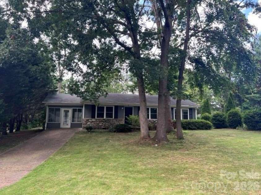 6 Fairway Drive, Asheville, NC 28805.  MLS# CAR4364896, YatesRealty ID 20250. 