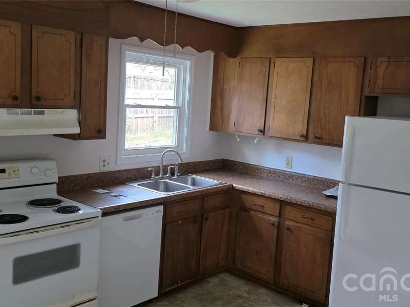 6 Fairway Drive, Asheville, NC 28805.  MLS# CAR4364896, YatesRealty ID 20250. 
