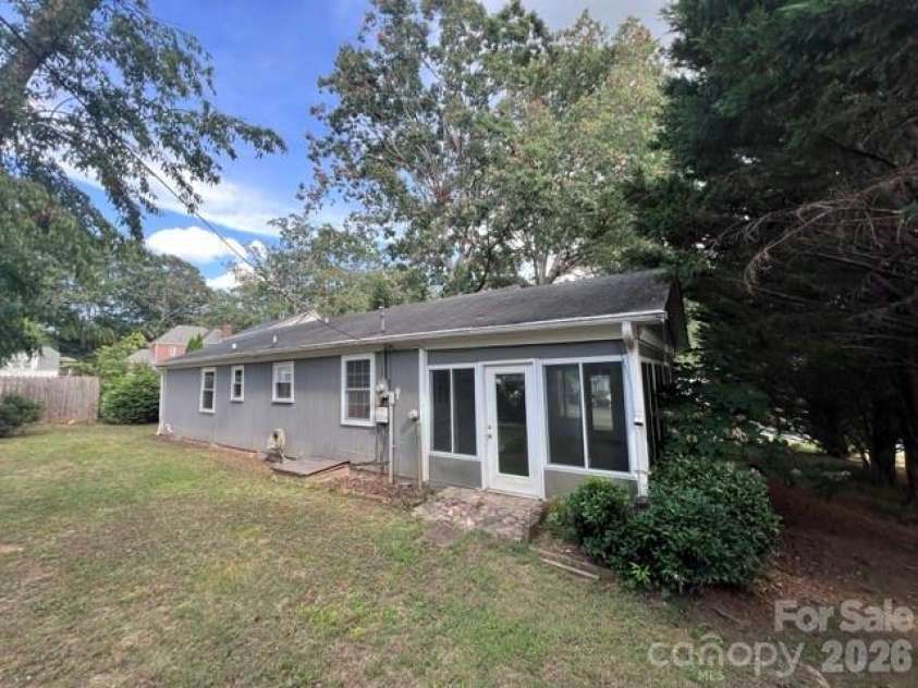 6 Fairway Drive, Asheville, NC 28805.  MLS# CAR4364896, YatesRealty ID 20250. 