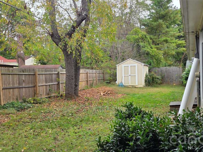 6 Fairway Drive, Asheville, NC 28805.  MLS# CAR4364896, YatesRealty ID 20250. 