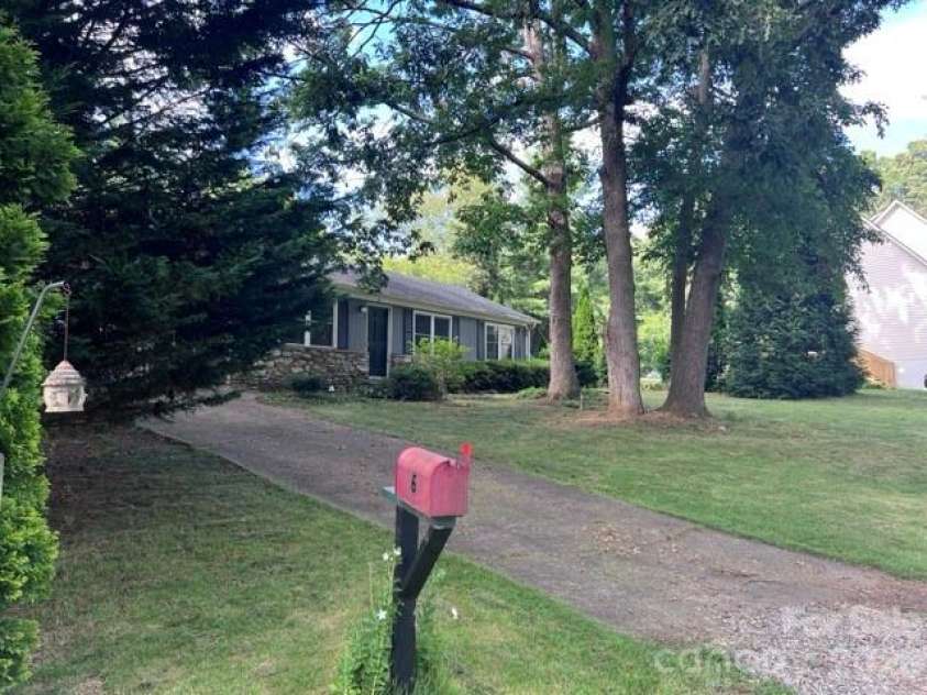 6 Fairway Drive, Asheville, NC 28805.  MLS# CAR4364896, YatesRealty ID 20250. 