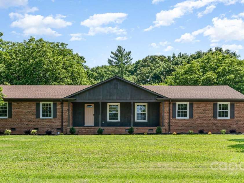 9410 Mountain Aire Circle, Charlotte, NC 28214.  MLS# CAR4271778, YatesRealty ID 20251. Charlotte ranch on .85 acre lot.