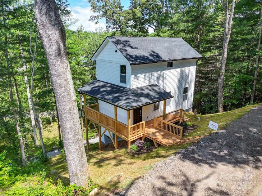62 Toms Park Circle, Hendersonville, NC 28792.  MLS# CAR4213992, YatesRealty ID 20253. 