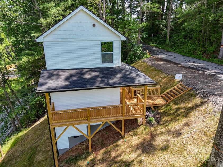 62 Toms Park Circle, Hendersonville, NC 28792.  MLS# CAR4213992, YatesRealty ID 20253. 