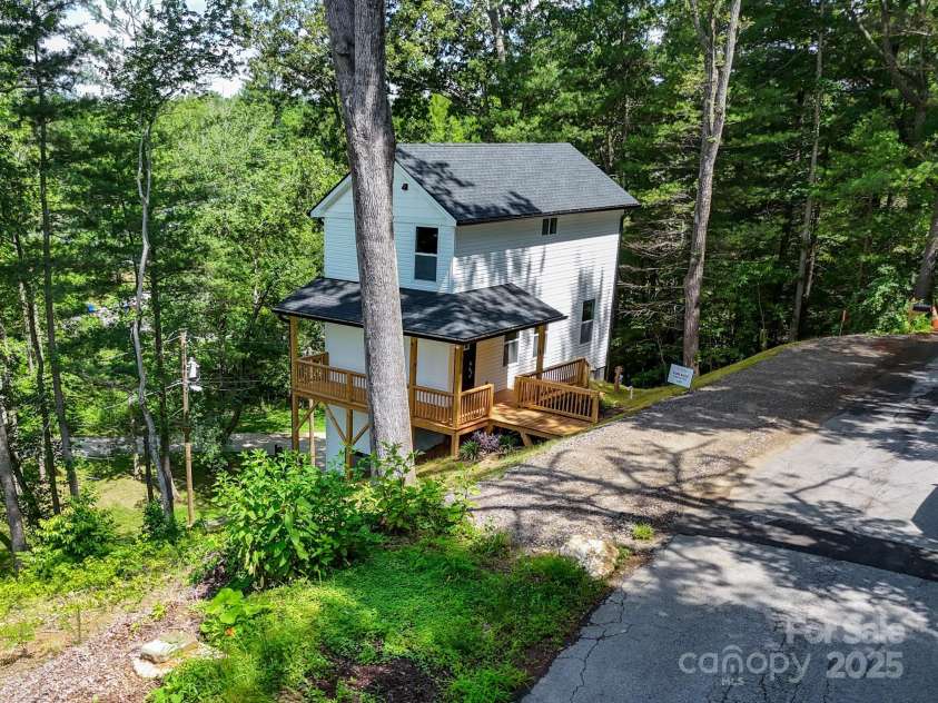 62 Toms Park Circle, Hendersonville, NC 28792.  MLS# CAR4213992, YatesRealty ID 20253. 
