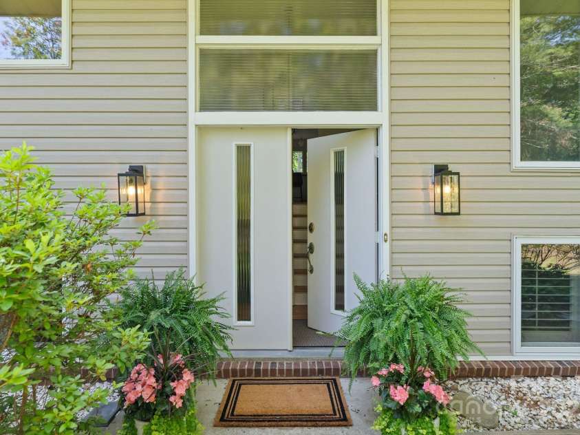 6 Willow Road, Asheville, NC 28804.  MLS# CAR4268653, YatesRealty ID 20254. 