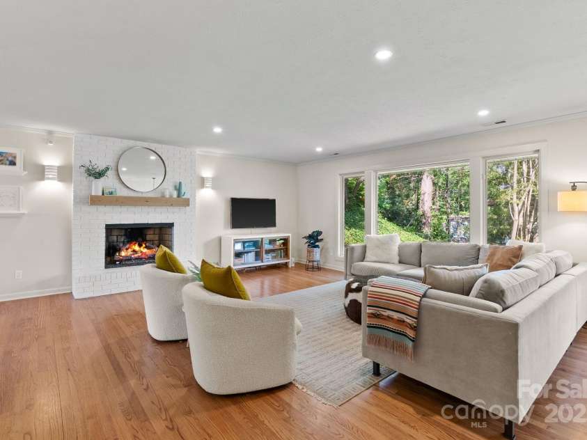 6 Willow Road, Asheville, NC 28804.  MLS# CAR4268653, YatesRealty ID 20254. 