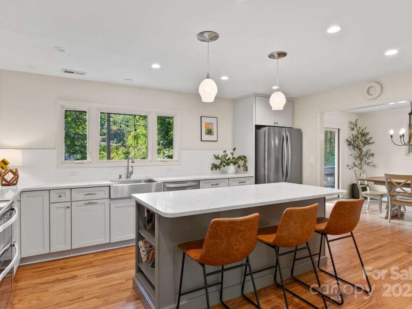 6 Willow Road, Asheville, NC 28804.  MLS# CAR4268653, YatesRealty ID 20254. 