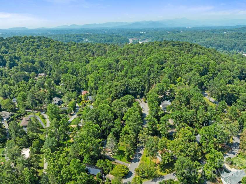 6 Willow Road, Asheville, NC 28804.  MLS# CAR4268653, YatesRealty ID 20254. 