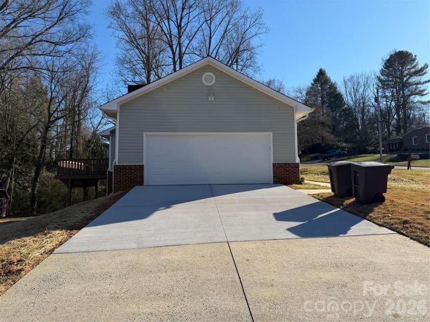 424 Holland Drive, Statesville, NC 28677.  MLS# CAR4335515, YatesRealty ID 2026. Driveway