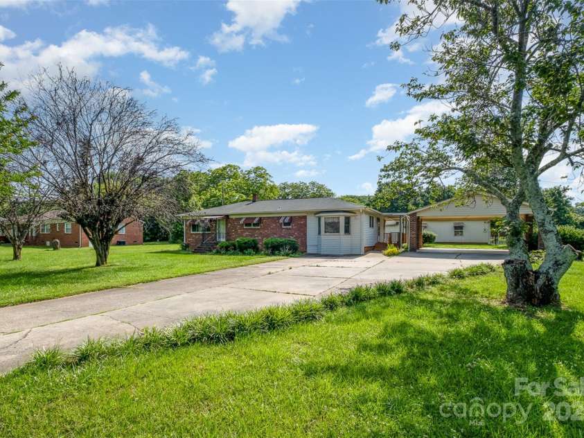 319 Glenhaven Drive, Charlotte, NC 28214.  MLS# CAR4259206, YatesRealty ID 20265. 