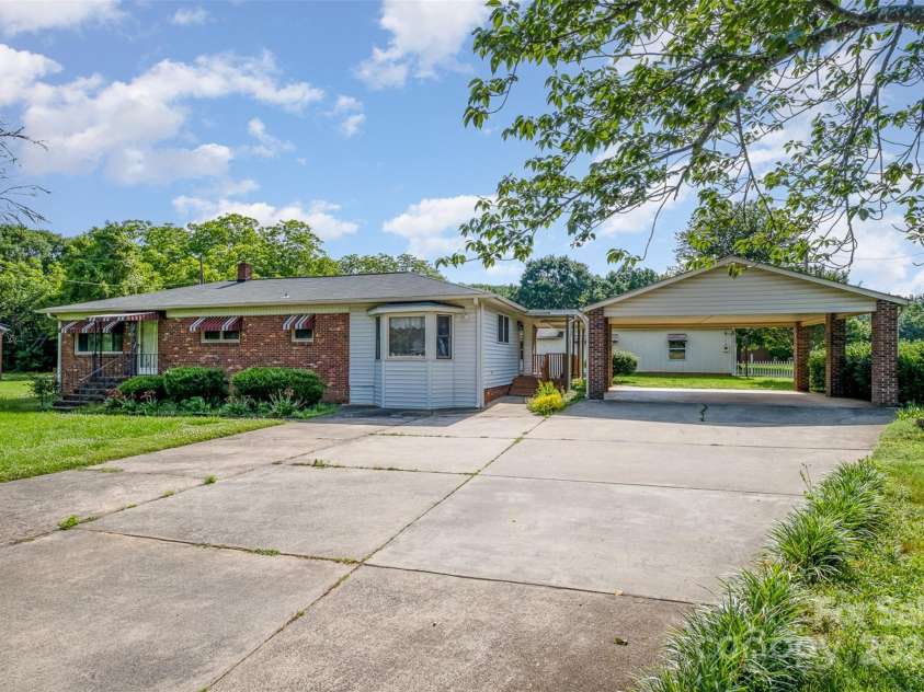 319 Glenhaven Drive, Charlotte, NC 28214.  MLS# CAR4259206, YatesRealty ID 20265. 