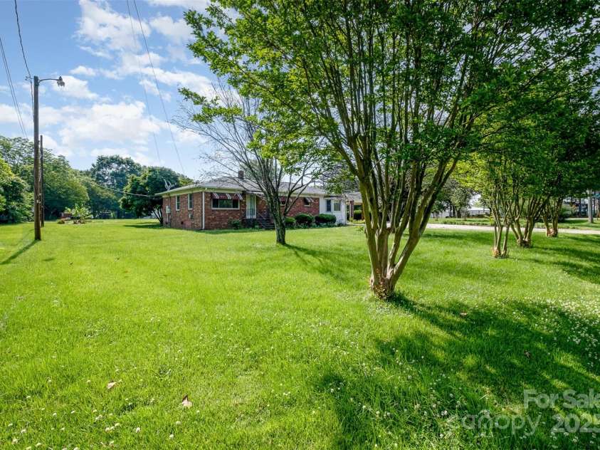 319 Glenhaven Drive, Charlotte, NC 28214.  MLS# CAR4259206, YatesRealty ID 20265. 