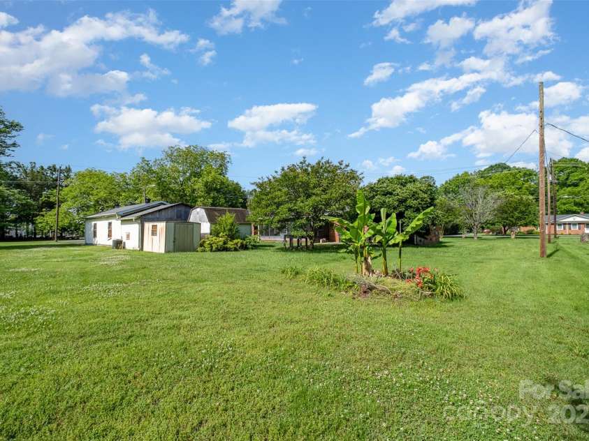 319 Glenhaven Drive, Charlotte, NC 28214.  MLS# CAR4259206, YatesRealty ID 20265. 