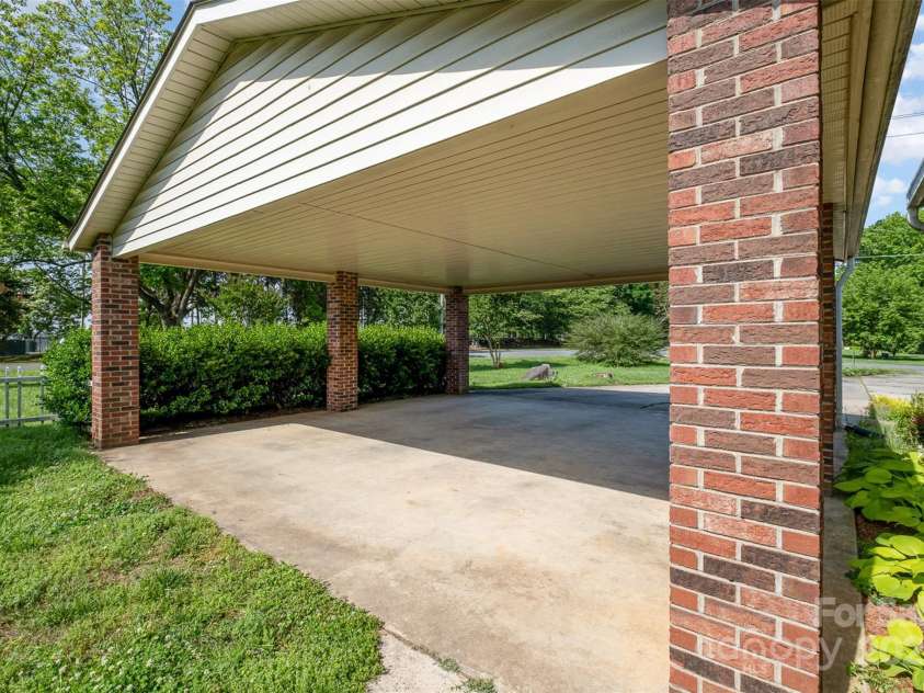 319 Glenhaven Drive, Charlotte, NC 28214.  MLS# CAR4259206, YatesRealty ID 20265. 