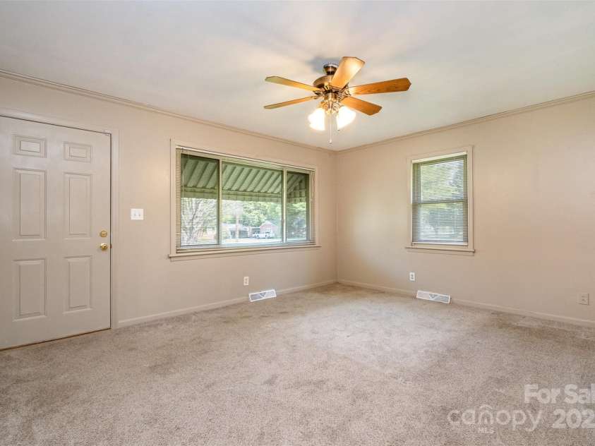 319 Glenhaven Drive, Charlotte, NC 28214.  MLS# CAR4259206, YatesRealty ID 20265. 